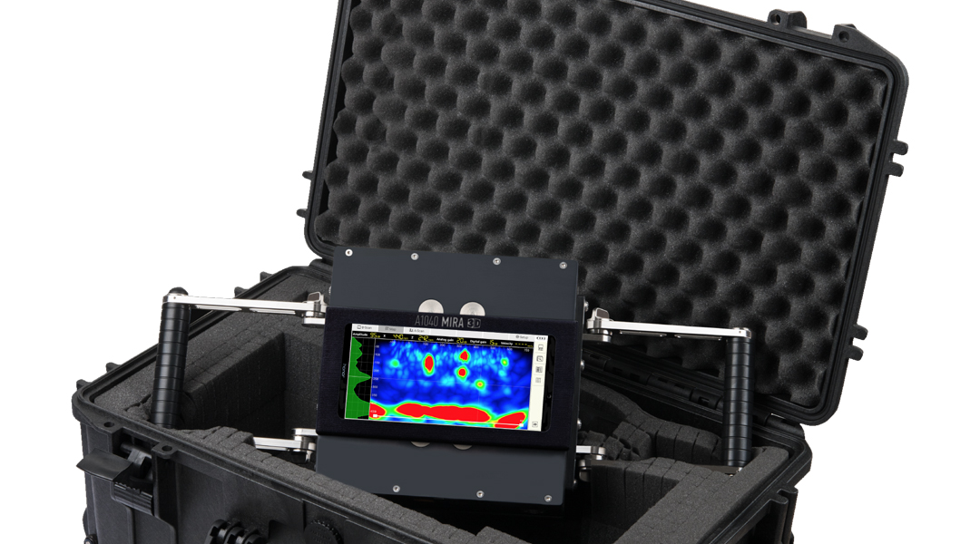 A1040 MIRA 3D Pro dan tablet tersimpan dalam hard case untuk mobilisasi