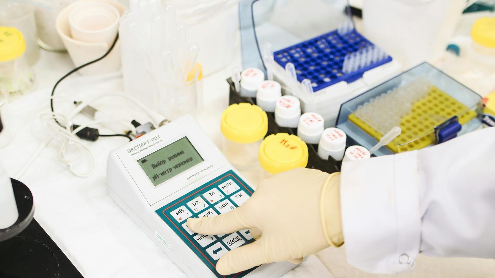Analis laboratorium mengoperasikan instrumen analitik untuk pengujian food safety dan environmental testing
