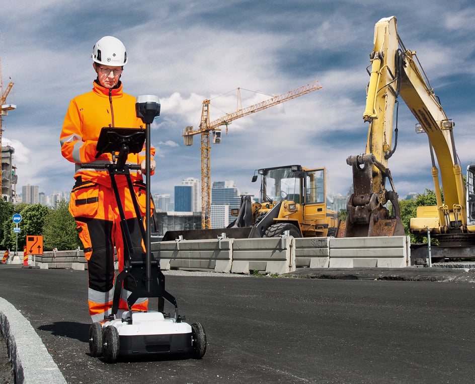Operator menggunakan MALÅ Easy Locator Core untuk utility locating di area konstruksi