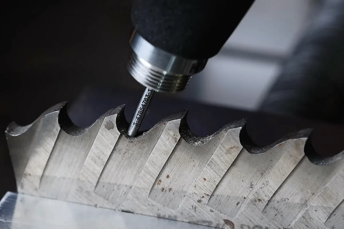 UCI indenter NOVOTEST Lab UCI Pro ditempatkan pada area sempit gear tooth