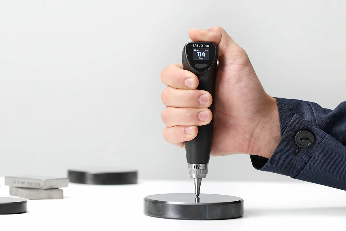 NOVOTEST Lab UCI Pro mengukur hardness komponen logam kecil dengan probe tegak