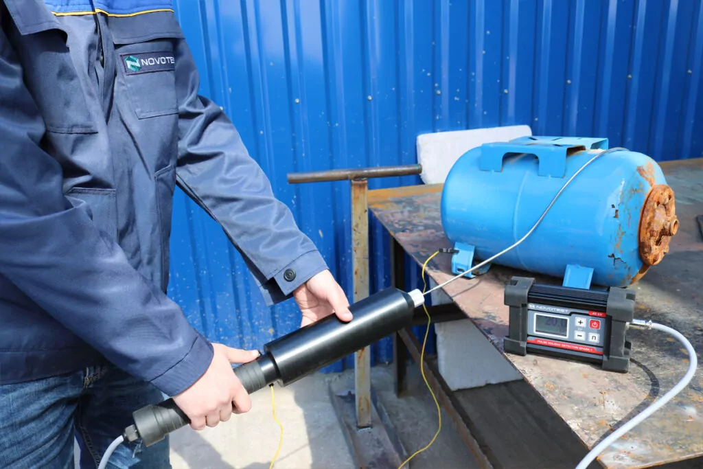NOVOTEST SPARK-1 digunakan bersama brush electrode untuk inspeksi coating pada tangki logam