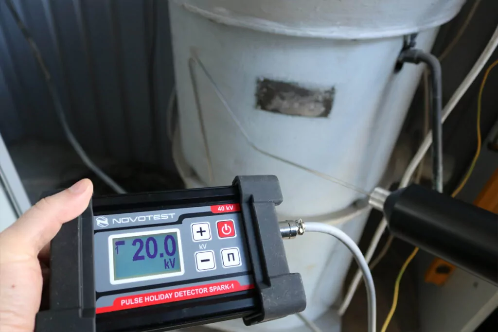 Layar NOVOTEST SPARK-1 menampilkan pengaturan tegangan inspeksi coating