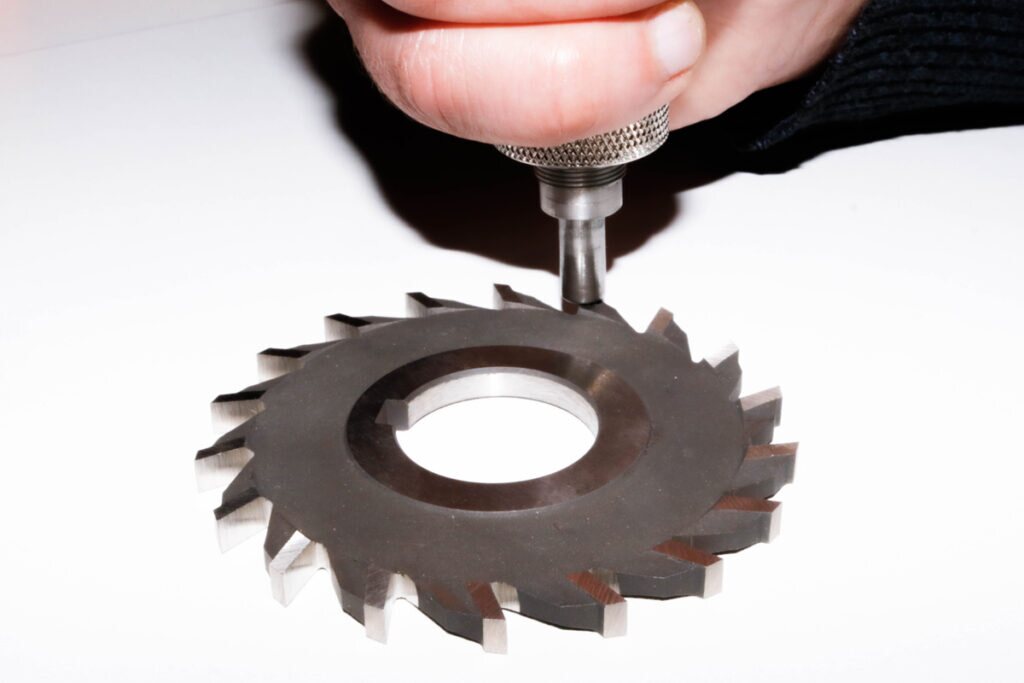 Probe NOVOTEST T-U2 melakukan hardness testing pada gear tooth