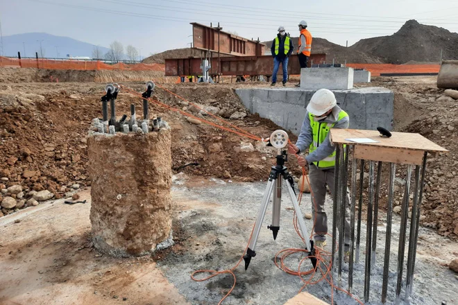 Operator melakukan cross-hole sonic logging fondasi dalam dengan sistem SolGeo MCHA